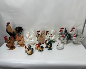 lot 1092 image: Chicken Figurines