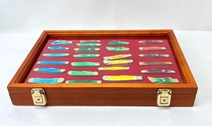 lot 260 image: Collectible Pocket Knives With Case