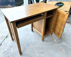 lot 275 image: Desk