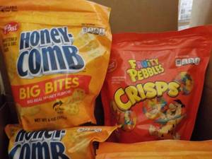 lot 256 image: 8 x 6 oz Bags 4 each Honey Comb and Fruity Pebbles best date 0823