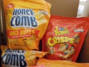 lot 257 image: 8 x 6 oz Bags 4 each Honey Comb and Fruity Pebbles best date 0823