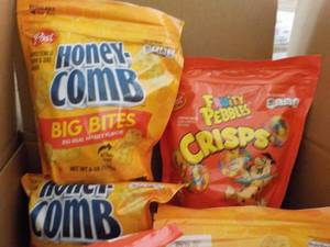 lot 260 image: 8 x 6 oz Bags 4 each Honey Comb and Fruity Pebbles best date 0823