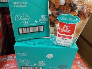 lot 284 image: 8 x 7 oz Bags The Pioneer Woman Spicy Cowgirl Snack Mix Best By 09012023