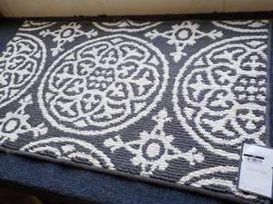 lot 61 image: Threshold Accent Rug 20 x 34