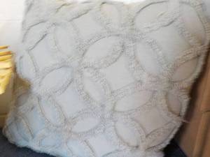 lot 96 image: Pillow and Wall Dcor