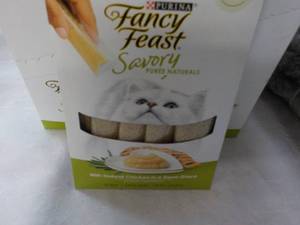 lot 109 image: 30 ct Purina Fancy Feast Savory Cat Treats Natural Chicken in a Demi Glaze best date 082023 Retail $90 total