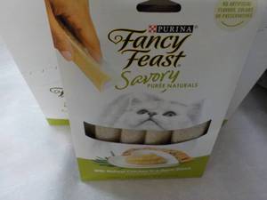 lot 112 image: 30 ct Purina Fancy Feast Savory Cat Treats Natural Chicken in a Demi Glaze best date 082023 Retail $90 total