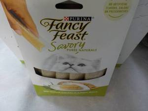 lot 113 image: 30 ct Purina Fancy Feast Savory Cat Treats Natural Chicken in a Demi Glaze best date 082023 Retail $90 total