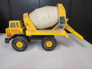 lot 27 image: Tonka Cement Truck