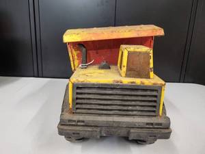 lot 29 image: Tonka Dump Truck