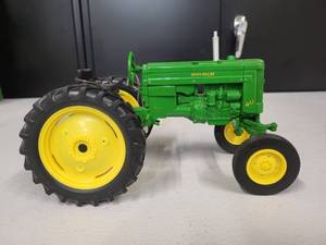 lot 49 image: John Deere Model 40 Tractor 116 Scale