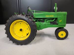 lot 50 image: John Deere Model 60 Tractor 116 Scale