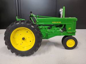 lot 51 image: John Deere Model 70 Tractor 116 Scale