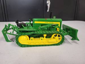 lot 53 image: John Deere Crawler Model 420, with Ripper & Blade 116 Scale