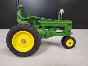 lot 59 image: John Deere Model A with Driver 116 Scale