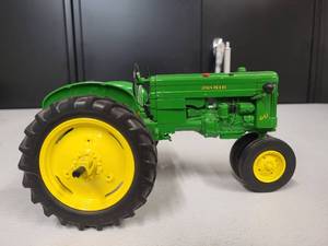 lot 64 image: John Deere Model 40 Tractor 116 Scale