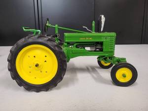 lot 65 image: John Deere Model B Tractor 116 Scale