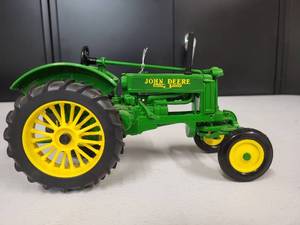 lot 66 image: John Deere Model Unknown Tractor 116 Scale