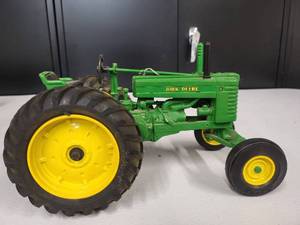 lot 69 image: John Deere Model G Tractor 116 Scale