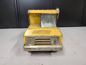 lot 71 image: Nylint Dump Truck