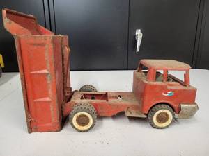 lot 72 image: Structo Dump Truck  Missing parts for dump box