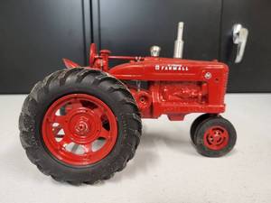 lot 82 image: McCormick Farmall Model M Tractor 116 Scale