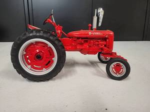 lot 85 image: McCormick Farmall Model C Tractor 116 scale