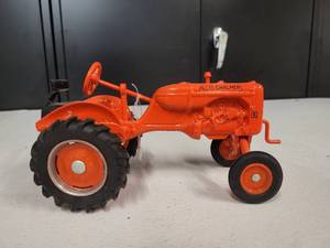 lot 87 image: Allis-Chalmers Model B Tractor 116 Scale