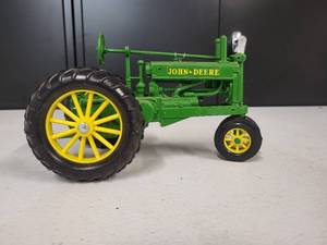 lot 88 image: John Deere Model Unknown Tractor 116 Scale