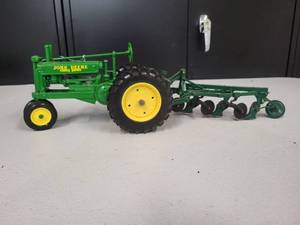 lot 92 image: John Deere Model A with a 3 bottom plow 116 Scale