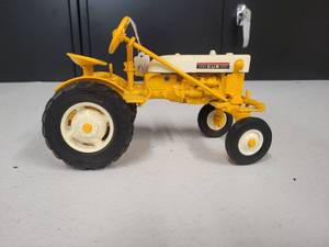 lot 94 image: International Cub Tractor