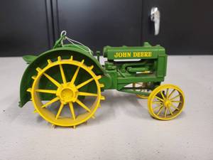 lot 99 image: John Deere Model Unknown Tractor 116 Scale
