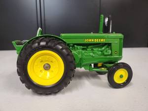 lot 103 image: John Deere Model AR Tractor 116 Scale