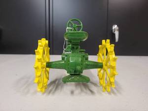 lot 105 image: John Deere Model G Tractor 116 Scale