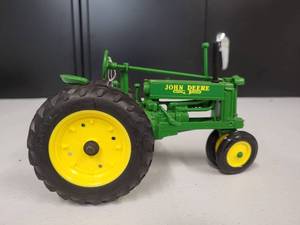 lot 106 image: John Deere General Purpose Tractor 116 Scale