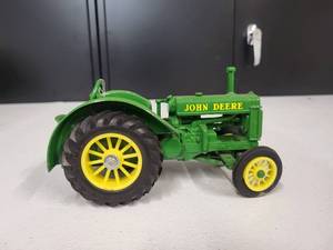 lot 107 image: John Deere Tractor 116 Scale