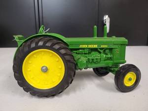 lot 108 image: John Deere Model R Tractor 116 Scale
