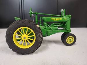 lot 109 image: John Deere Model G Tractor 116 Scale
