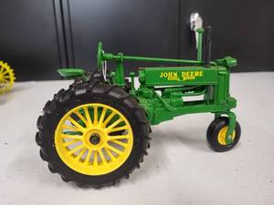lot 111 image: John Deere Model BN Tractor 116 Scale