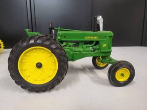 lot 112 image: John Deere Model 70 Tractor 116 Scale