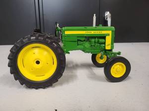 lot 113 image: John Deere Model 420 Tractor 116 Scale