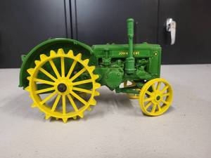 lot 115 image: John Deere Model D Tractor 116 Scale