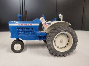 lot 125 image: Ford 8000 Tractor 116 Scale