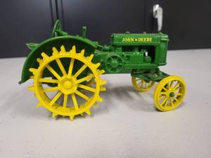 lot 127 image: John Deere Model Unknown Tractor 116 Scale