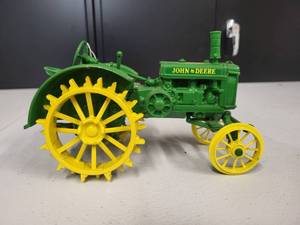 lot 128 image: John Deere General Purpose Tractor 116 Scale
