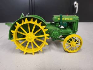 lot 129 image: John Deere Model Unknown Tractor 116 Scale