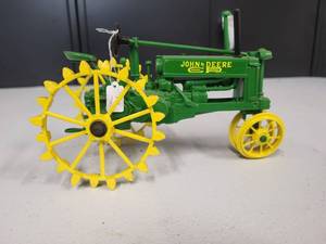 lot 131 image: John Deere Model B Tractor 116 Scale