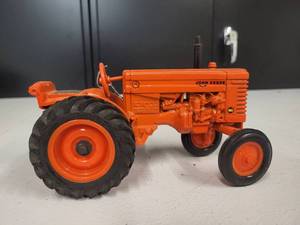 lot 133 image: John Deere Model M1 Tractor 116 Scale