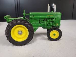 lot 136 image: John Deere model M Tractor 116 Scale