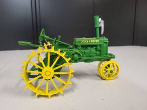 lot 137 image: John Deere General Purpose Wide Tread Tractor 116 Scale